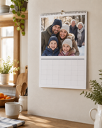 Fotokalender 2027 mit Familienfotos an der Küchenwand