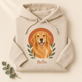 Beiger Hoodie mit gezeichnetem Hundeporträt und Namen auf der Brust