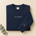 Navyfarbener Pullover mit gesticktem römischem Datum und Initialen am Ärmel