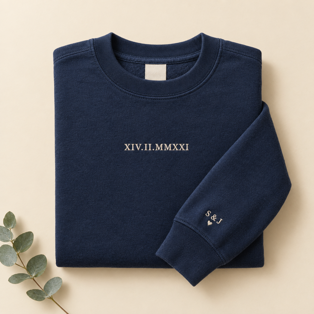 Navyfarbener Pullover mit gesticktem römischem Datum und Initialen am Ärmel