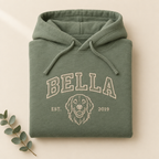 Salbeigrüner Hoodie mit gesticktem College-Schriftzug BELLA, Hunde-Linienporträt und EST. 2019