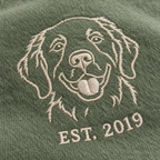 Nahaufnahme der Stickerei: Hundegesicht als Linie und EST. 2019