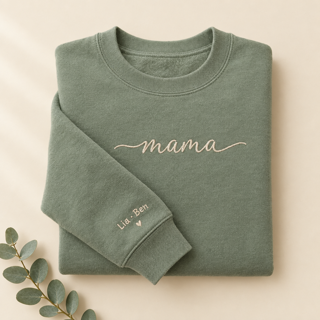 Salbeigrünes Sweatshirt mit gesticktem Schriftzug mama und Namen am Ärmel