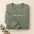 Salbeigrünes Sweatshirt mit gesticktem Schriftzug mama und Namen am Ärmel