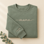 Salbeigrünes Sweatshirt mit gesticktem Schriftzug mama und Namen am Ärmel