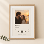 Unser-Song-Poster mit Paarfoto, Songtitel und Namen im Eichenrahmen