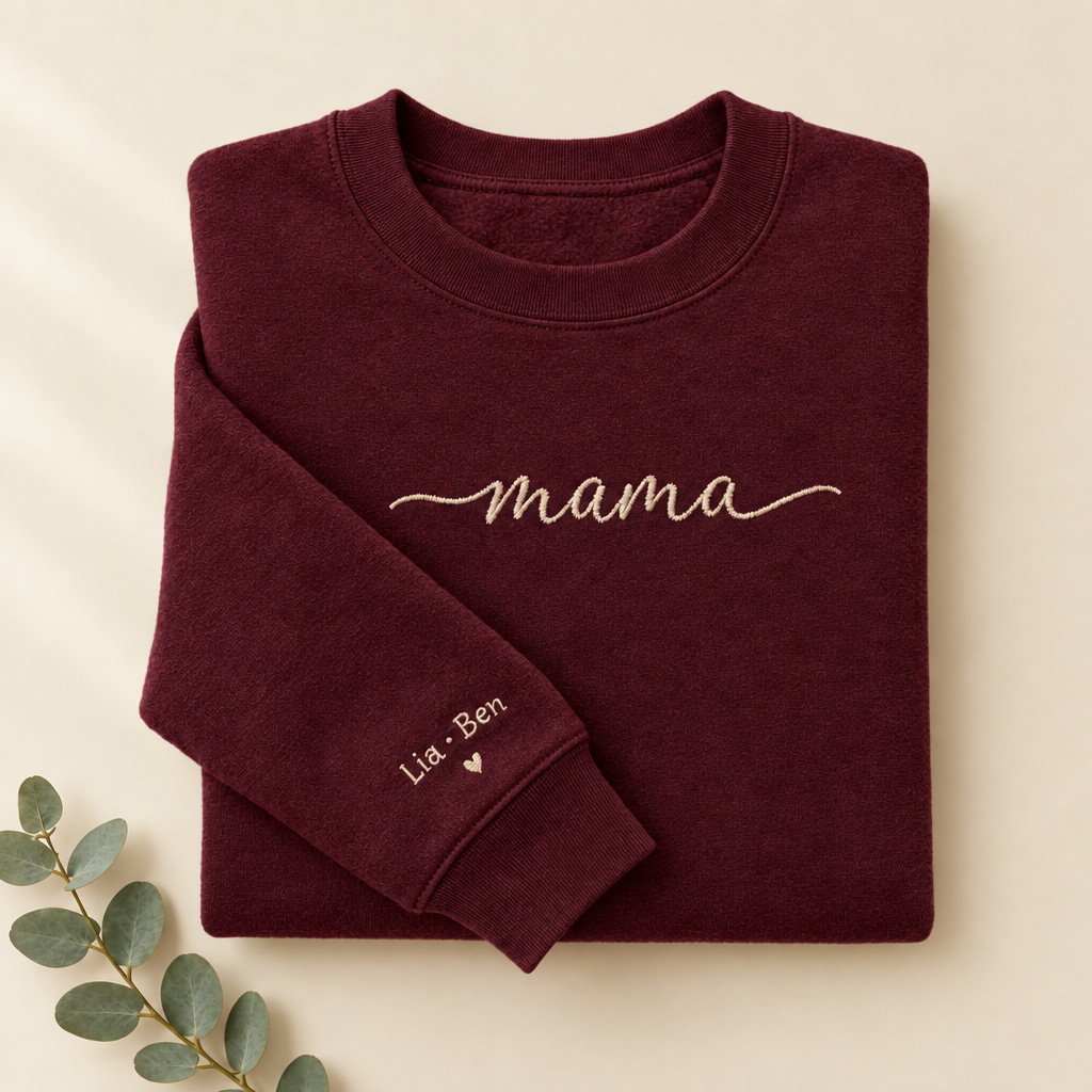 mama-Sweatshirt in Bordeaux mit Namen am Ärmel