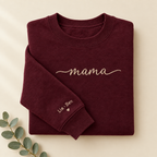 mama-Sweatshirt in Bordeaux mit Namen am Ärmel