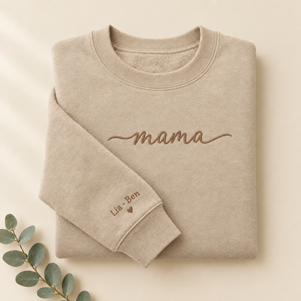 mama-Sweatshirt in Sand mit Namen am Ärmel