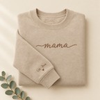 mama-Sweatshirt in Sand mit Namen am Ärmel